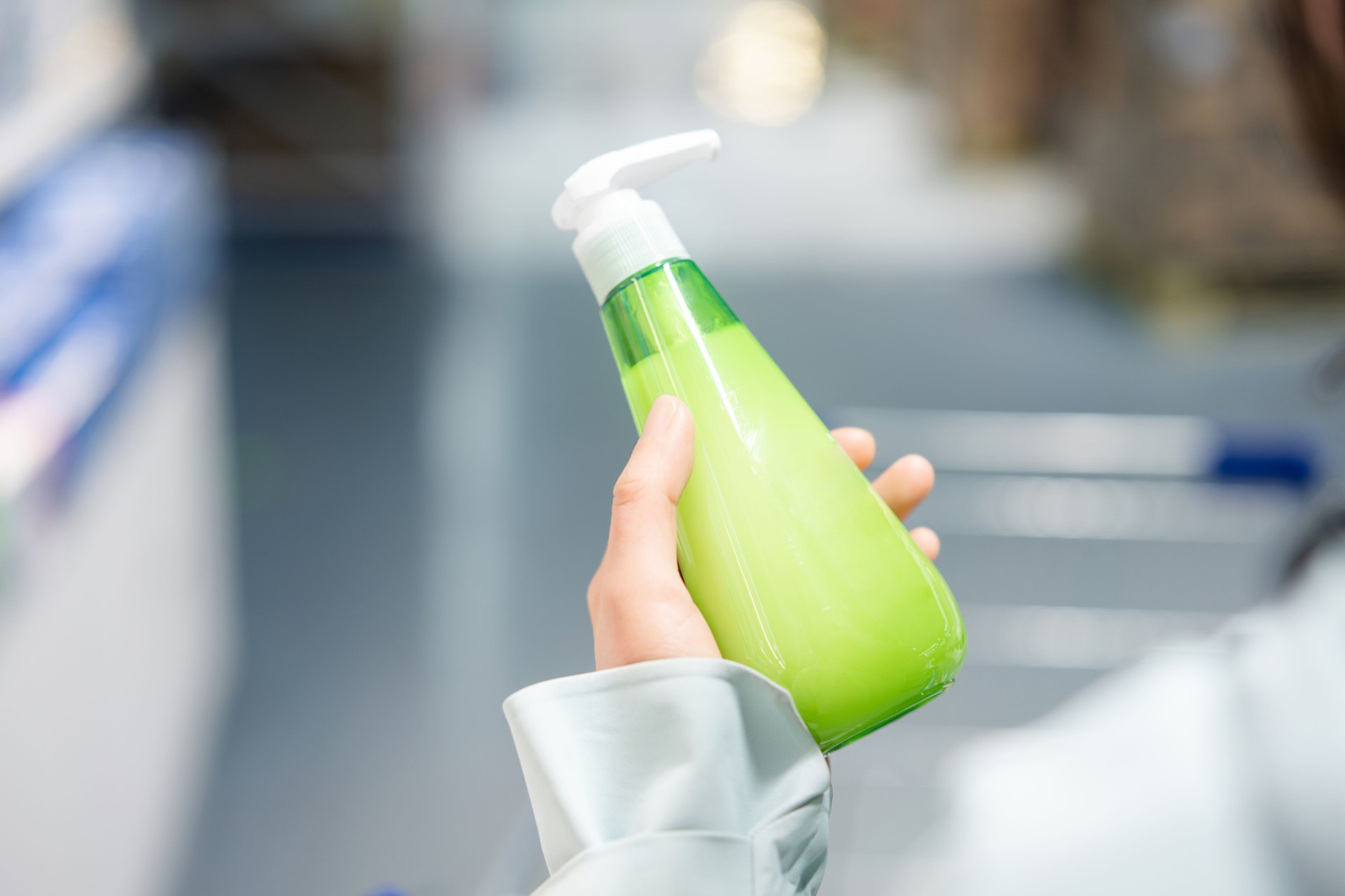 Asian women are buying shampoo in the supermarket.